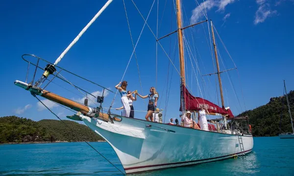 Lady Enid Sailing to Daydream Island Reef Experience